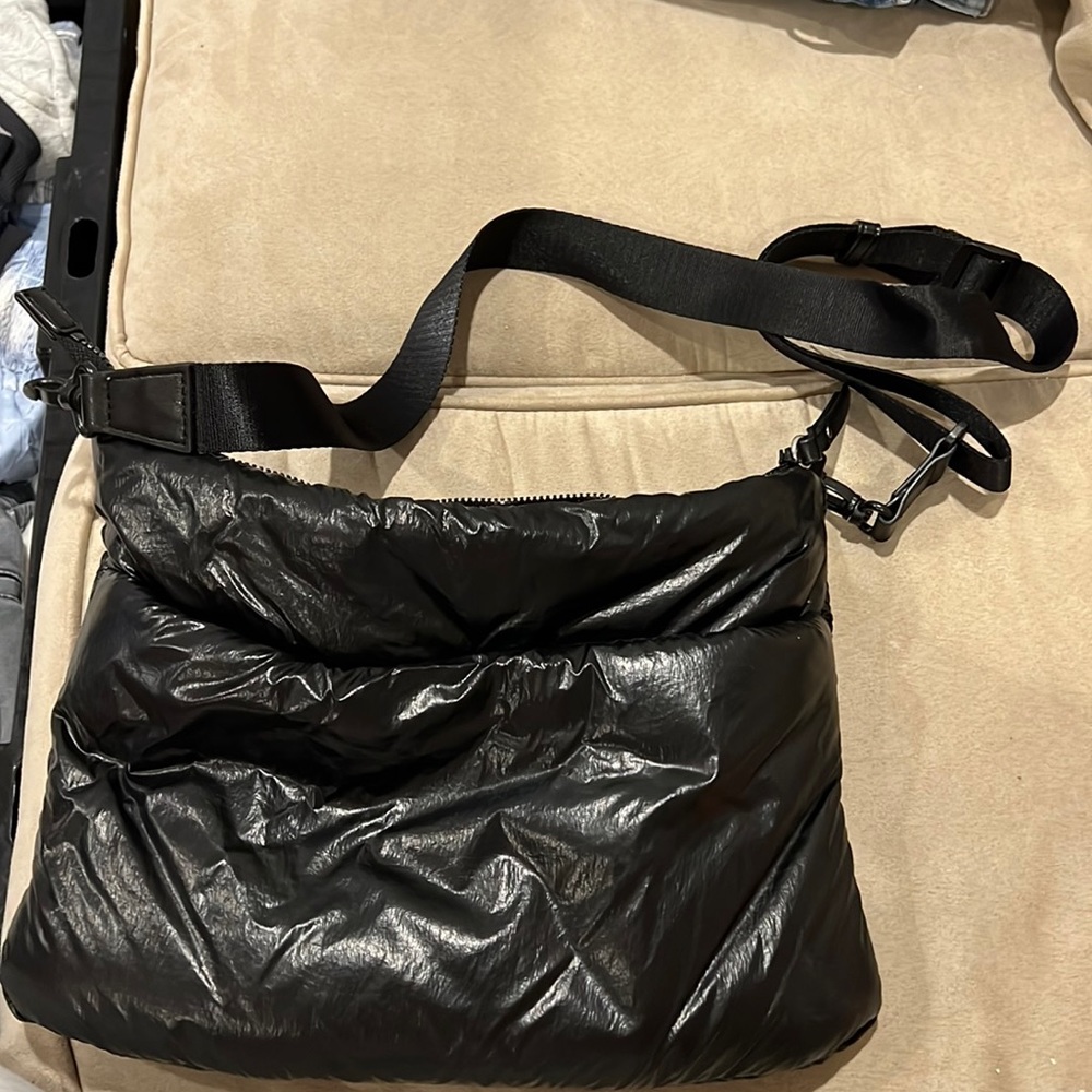 Puffy crossbody bag , the zipper broke, I was lazy to fix , look new